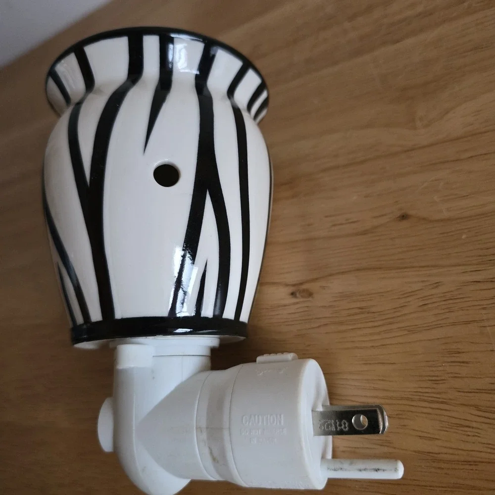 Scentsy Zebra Print Mini Warmer Wall Plug In Night Light Black White‎